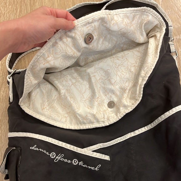 Lululemon Original Large Gray Gym/Travel Bag - Picture 2 of 8